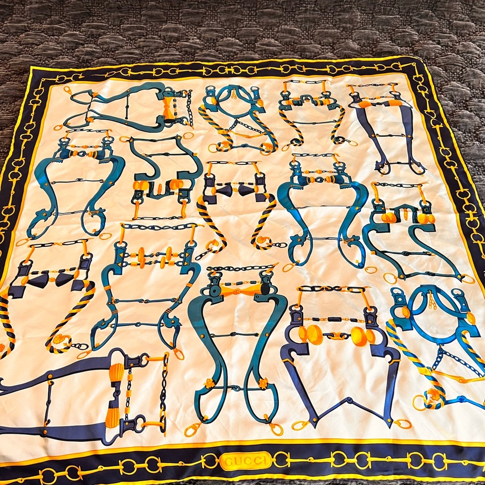 Vintage Gucci scarf, late 70s early 80’s in great condition.